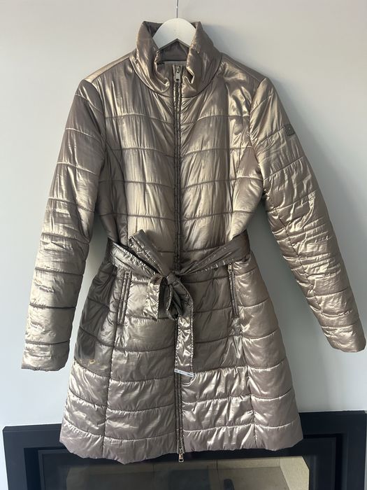 Casaco Liu Jo de penas impermeável T44 – bege dourado com gola de pelo