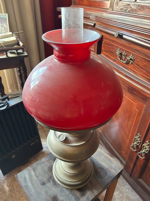 Candeeiro Antigo a Petróleo com Vidro Vermelho – Vintage