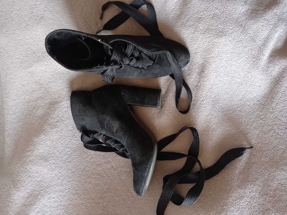 Czarne buty na obcasie