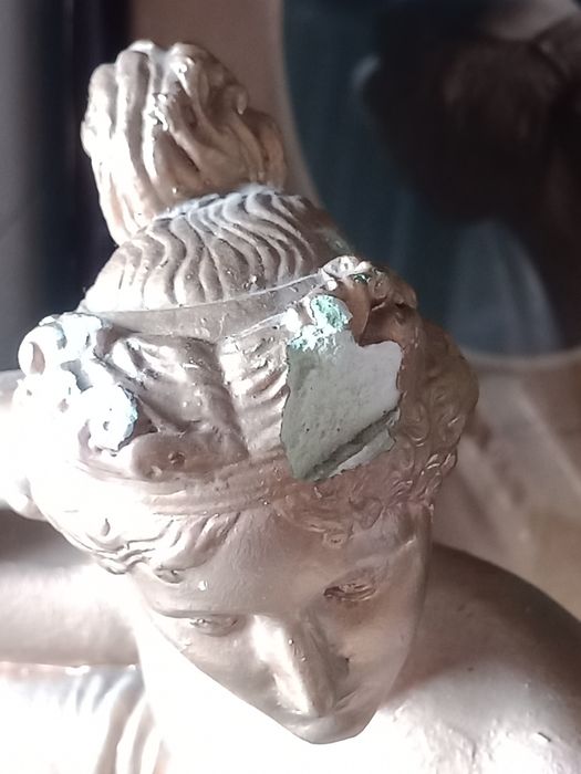 Estatueta feminina em gesso