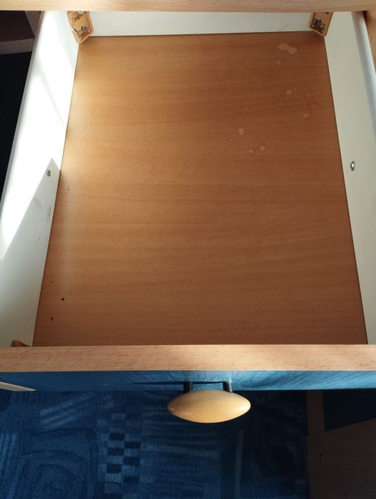 Віддаю безкоштовно два письмові столи, тільки самовивіз