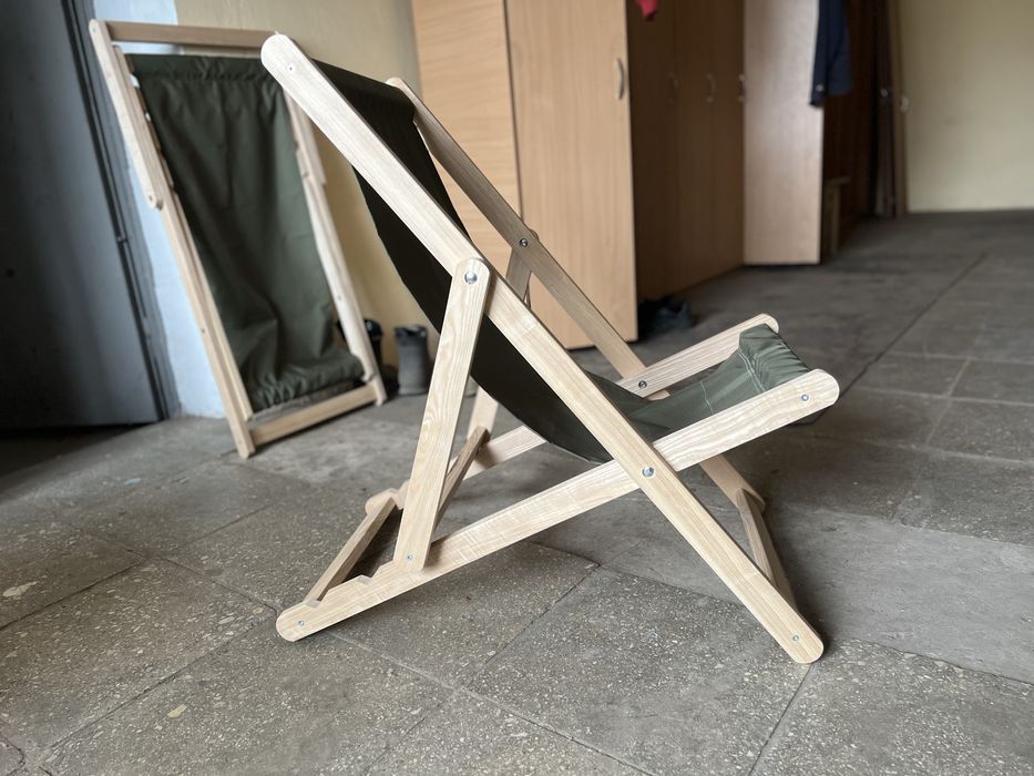 Шезлонг деревʼяний крісло лежак