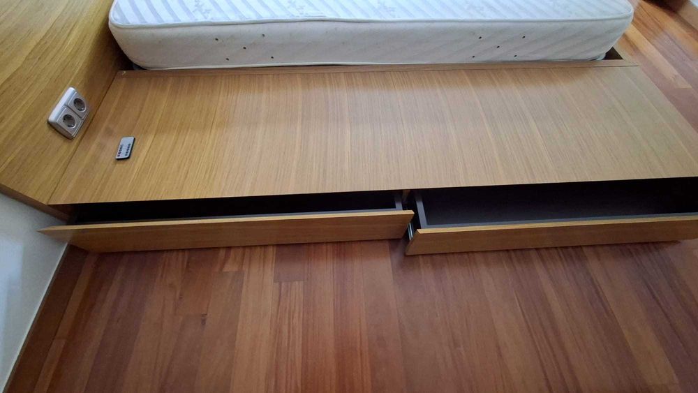 Quarto estilo tatami — cama, mesas integradas e arrumação lateral
