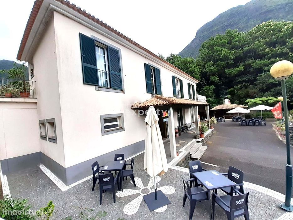 Prédio com Restaurante e 2 apartamentos T1 na Boaventura, São Vicente,