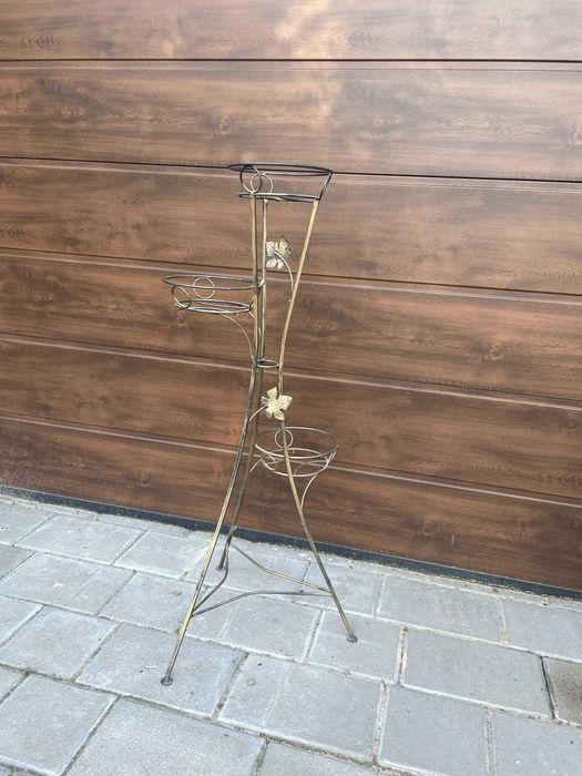 Кована підставка для вазонів