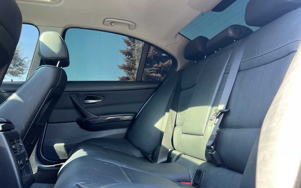 BMW 320 I 2009 року