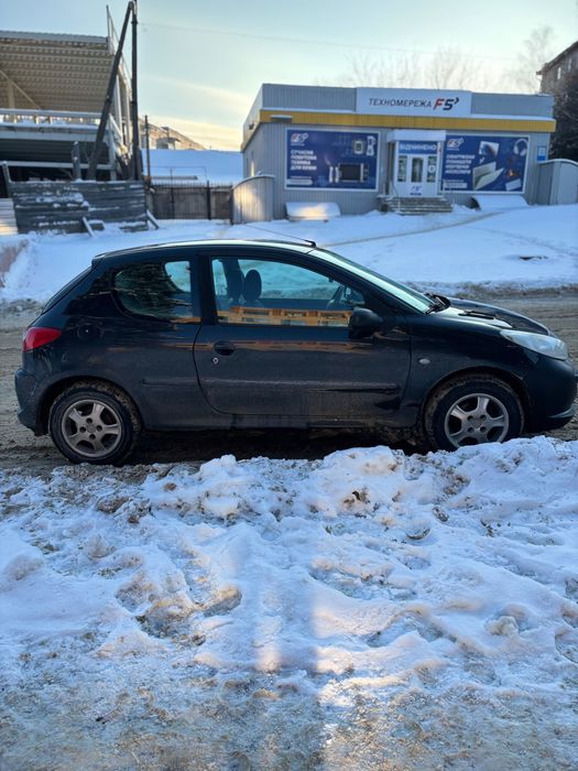 Продам Peugeot 206+ надійний та економний автомобіль для міста.
Компактний, зручний у керуванні, ідеально підходить як перше авто.
 Модель: Peugeot 206+
 Двигун: 1.4 бензин
 КПП: механічна
 Кузов: хетчбек, 3 двері
 Колір: чорний
 Реєстрація: UA
 Технічний стан добрий:
 двигун працює рівно
 коробка без нарікань
 ходова норм
 електрика справна
пічка гріє
Потрібна заміна вихлопної. 
Салон охайний, авто на ходу, їздить щодня.
Документи в порядку.