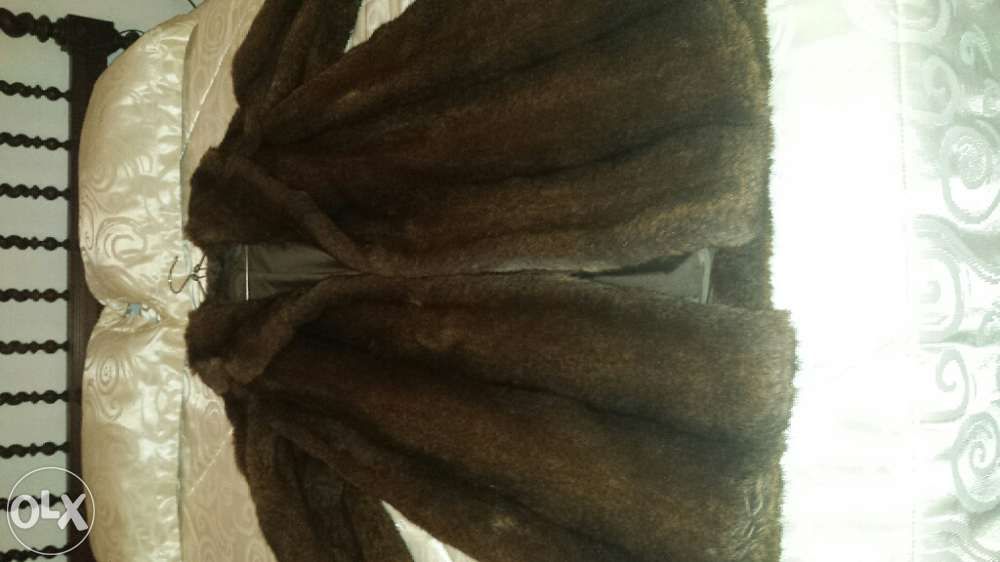 Vendo 2 casacos de pele verdadeira estilo vintage anos 60 a 70, mulher