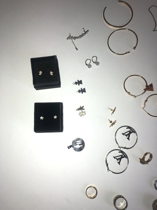 Pulseiras, fios, anéis e brincos