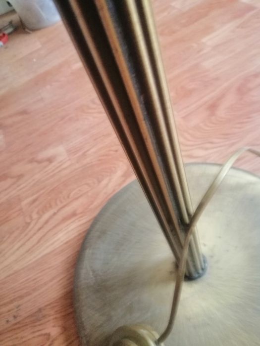 Piekna stojąca lampa z mosiądzu do salonu