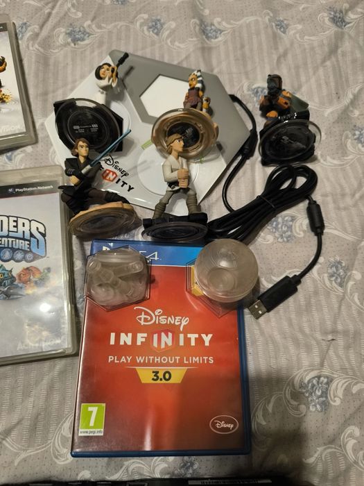 PS3 plataforma com bonecos da Disney