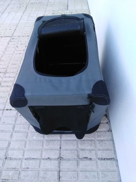 Mala de transporte para cão pequeno ou médio. Está como nova.