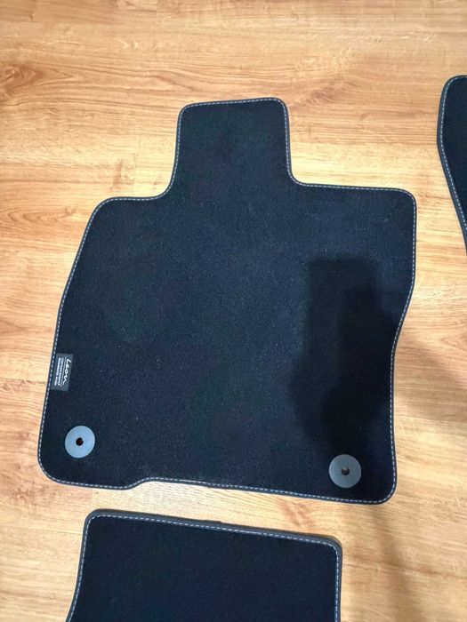 Komplet oryginalnych dywaników materiałowych Seat Leon ST