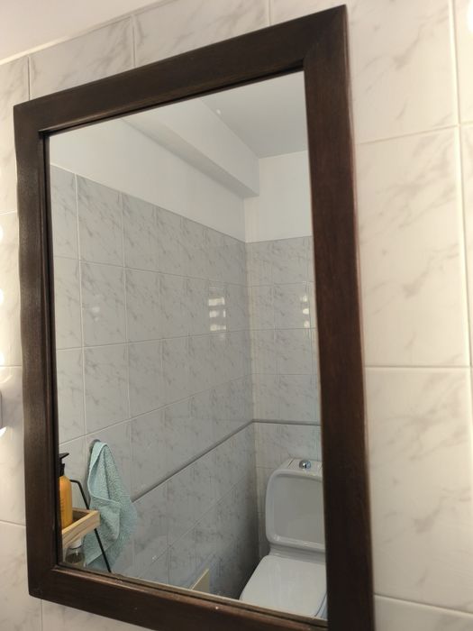 Espelho em madeira escura