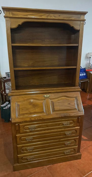 Escrivaninha de madeira - estilo clássico