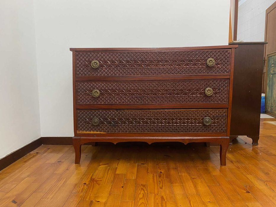 Cómoda em madeira trabalhada dos anos 60