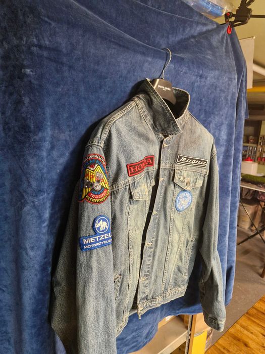 Męska, jeansowa kurtka motocyklowa.