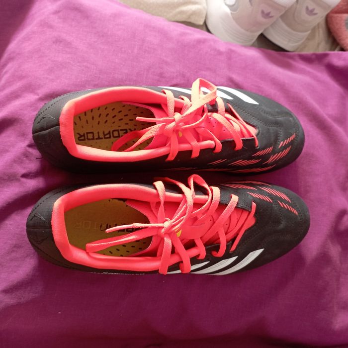 Tênis para futebol, Adidas.