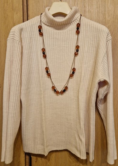 Kremowy golf damski z dodatkami