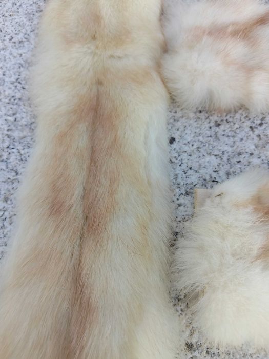 Gola e punhos de vison