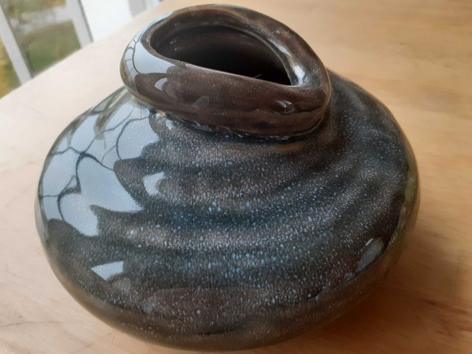Wazon ceramiczny, naczynie ceramiczne. Brązowy.