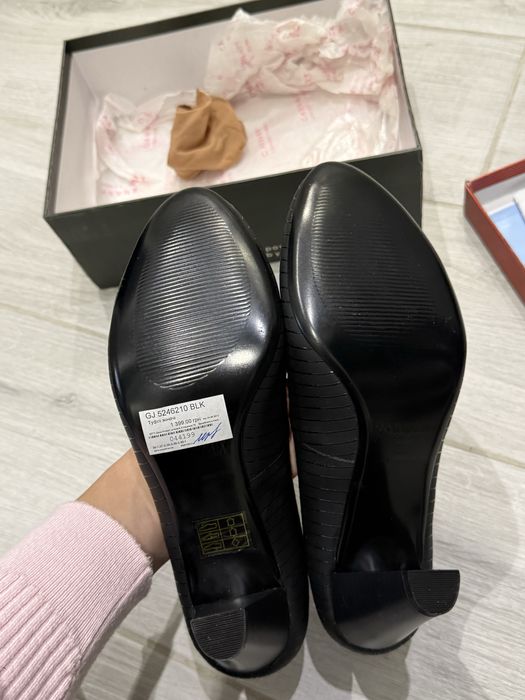 Нові туфлі з натуральної шкіри. 38р. Чорного кольору. Італія.