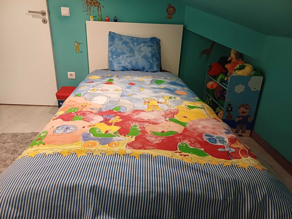 Cama individual com as ripas. Oferta do colchão, edredão e capas.