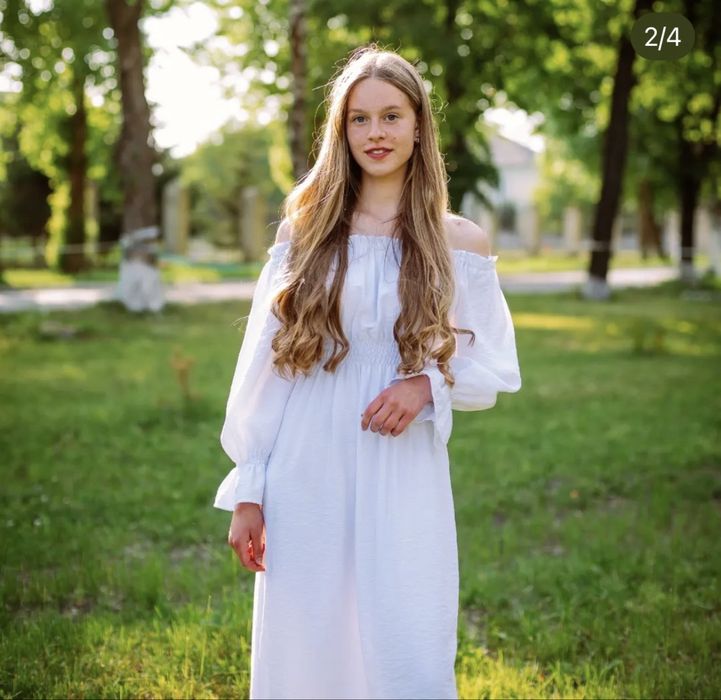 Біле жіноче плаття міді