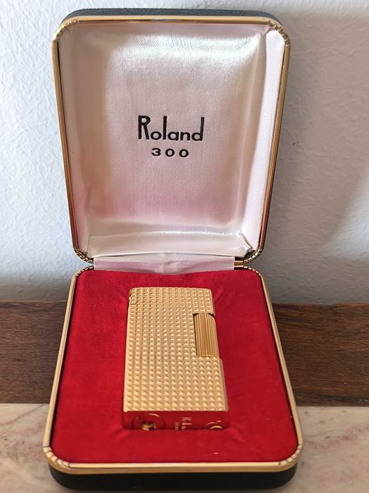 Isqueiro antigo, colecionável da marca Roland 300 dourado, fabricado no Japão. Por volta da década de 1960