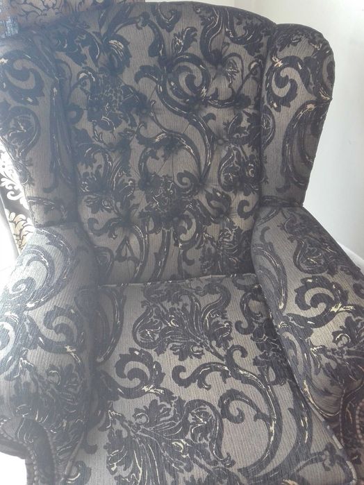 Cadeirão preto e dourado