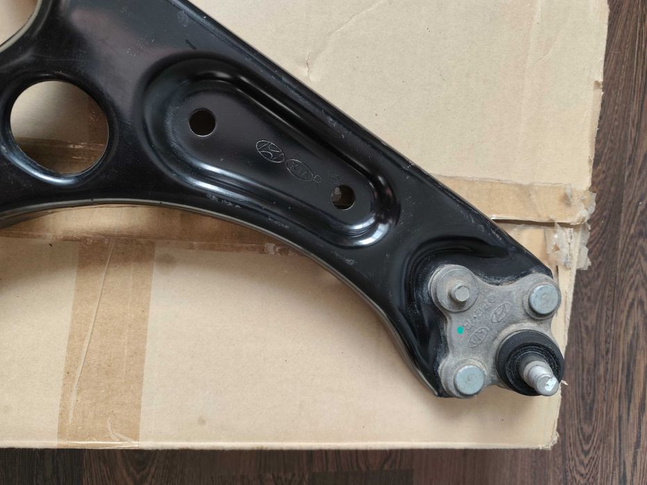 Важіль (ричаг) передній нижній правий Hyundai Elantra AD  16-20 р