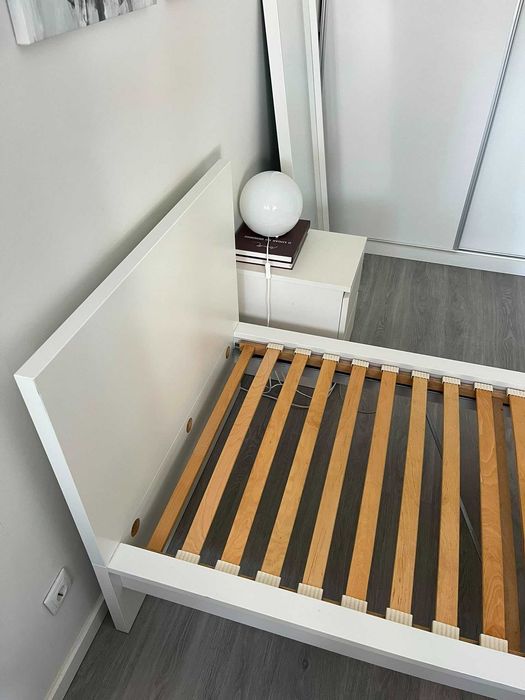 Cama de solteiro Ikea com estrado.