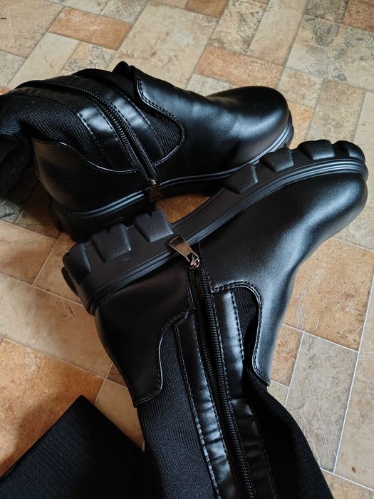 Ботфорти жіночі. Колір чорний
