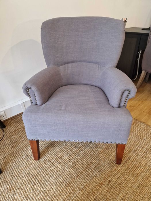 Senhorinhas e mesa de apoio