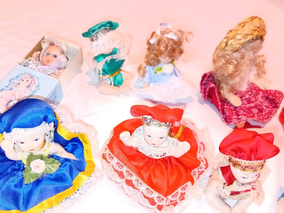 Conjunto de 17 Bonecas Pequenas  em  Porcelana