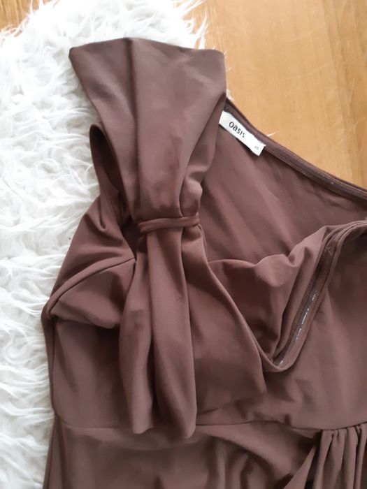 Brązowa sukienka na 1 ramię