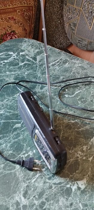 Радиоприемник с телескопической антенной.