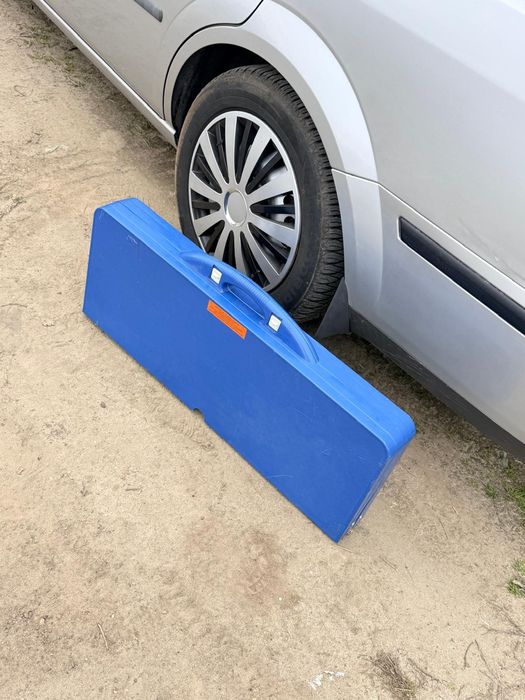 Stół walizka z fotelikami