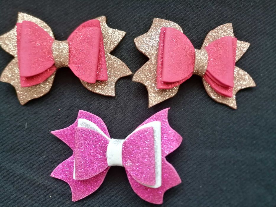 Zapinka do włosów złoto-czerwona kokarda z brokatem. Spinka