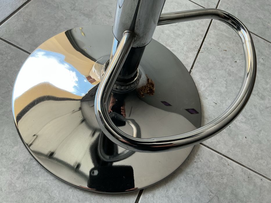 Cadeiras de bar com sistema elevatório
