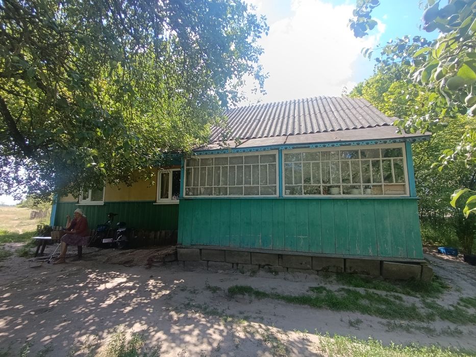 Продаємо хату із земельною ділянкою