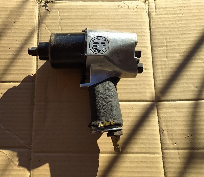 Пневмогайковерт Hans 84110
7000 об/хв
813 Nm 2,9 кг Пневмо Гайковерт H