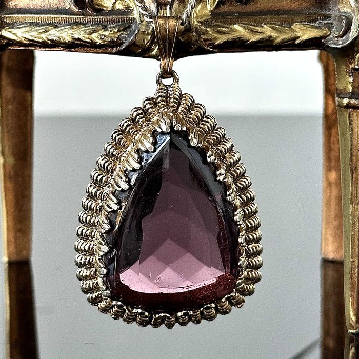 Pozłacana przywieszka z lat 60-tych w stylu La bella epoque z Anglii