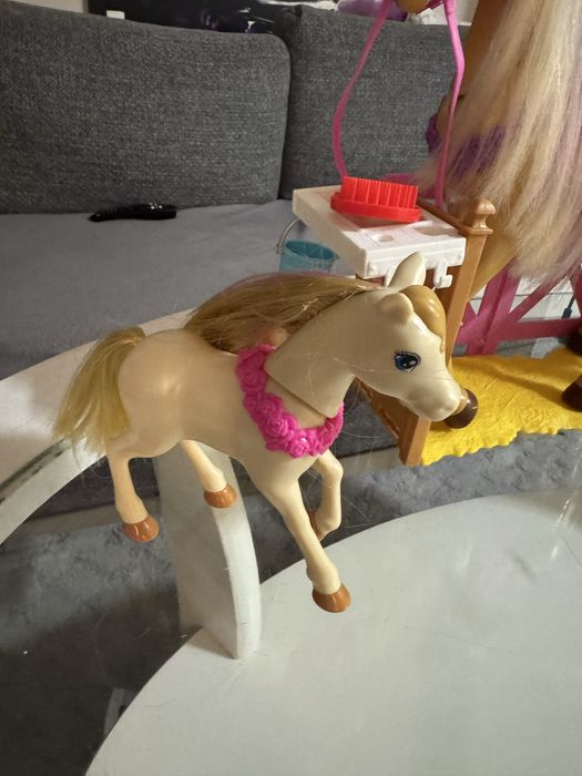 Barbie ,zagroda oraz konie