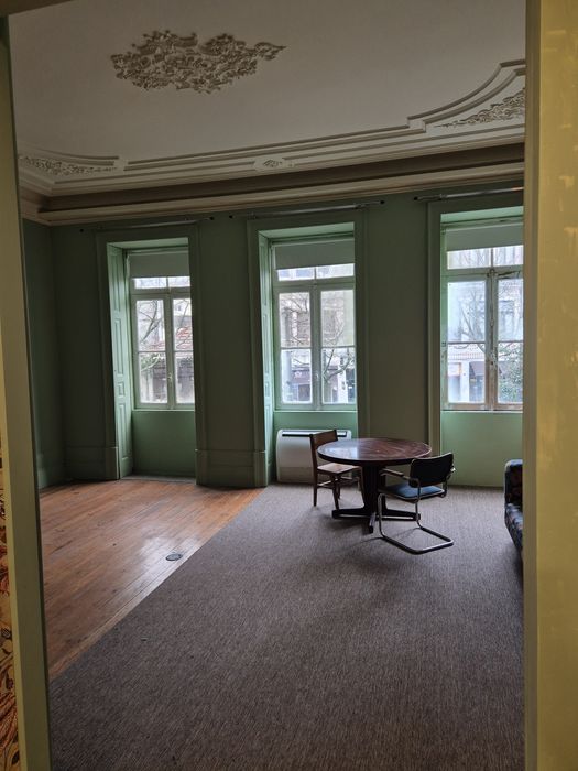 Sala ampla no centro do Porto