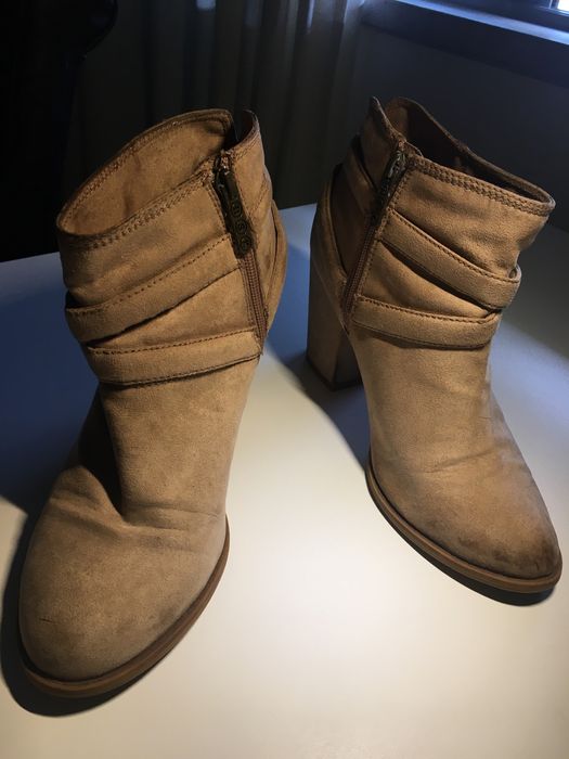 Botins camurça cor beije da Bershka