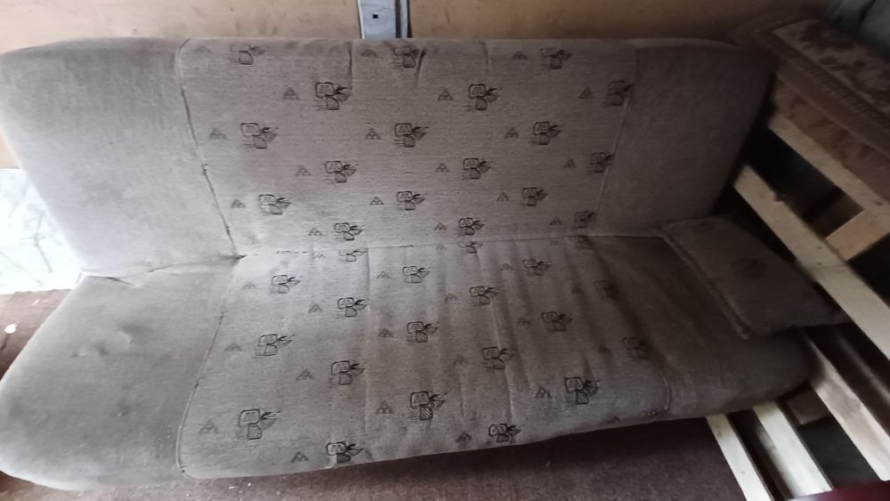 Kanapa rozkładana z pojemnikiem na pościel