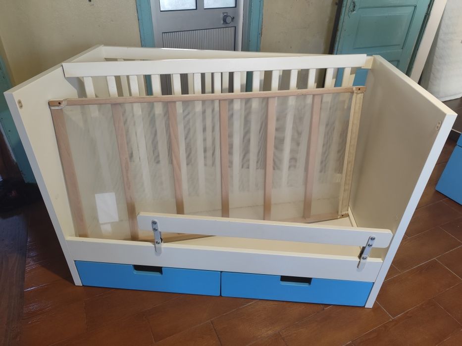 Cama de grades e secretária/muda fraldas