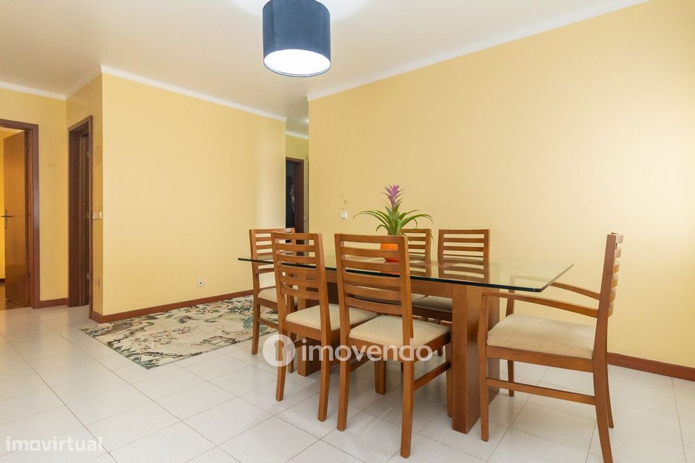 Apartamento T2 com áreas generosas e varanda, em Setúbal