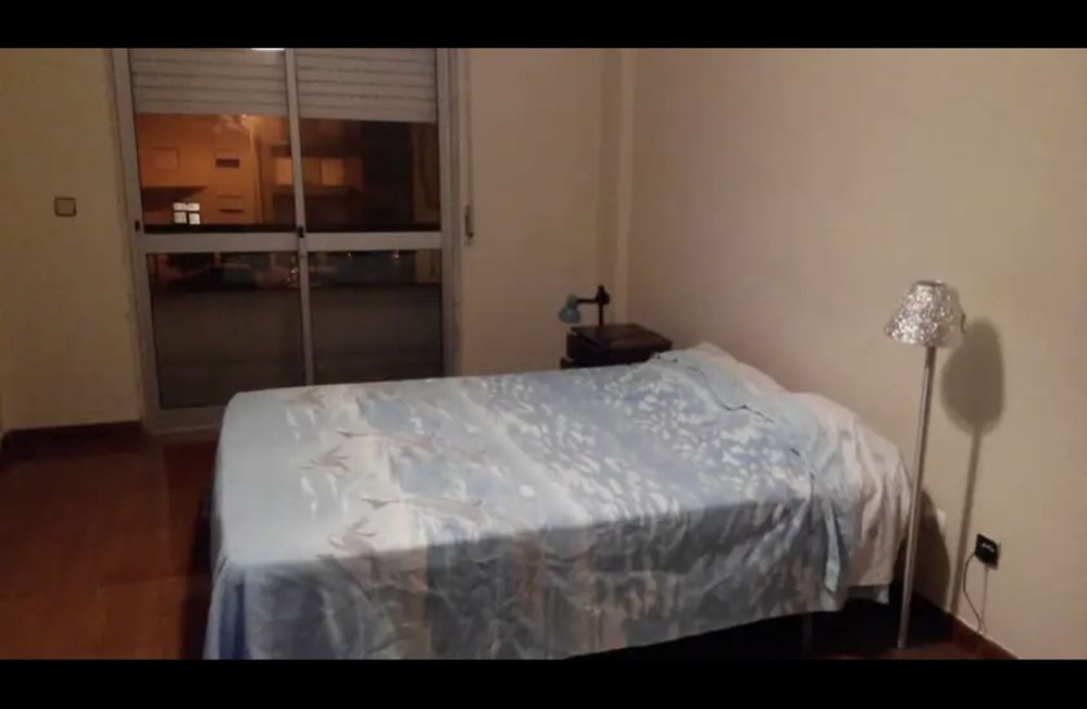 Quarto em Mercês, perto da estação com tudo incluso: serventia de cozinha, água, luz, gás e internet.